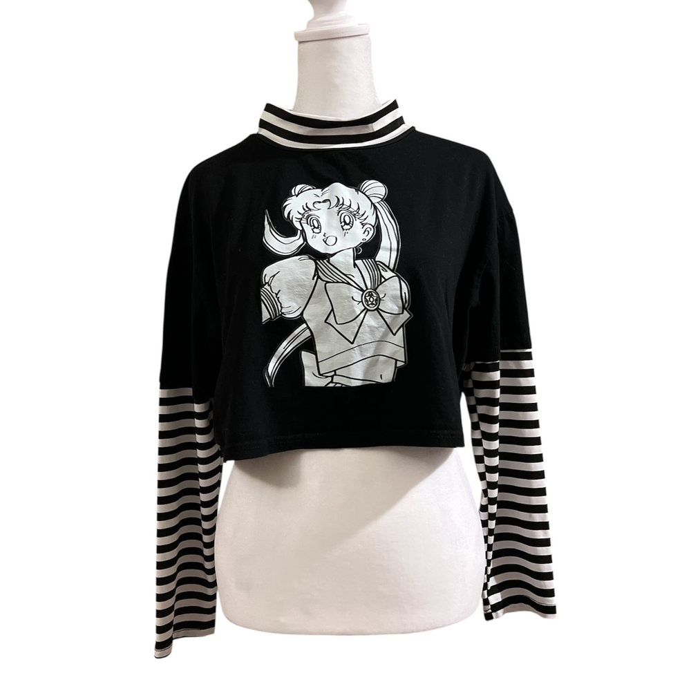 Black and White Graphic Long Sleeve Crop Top